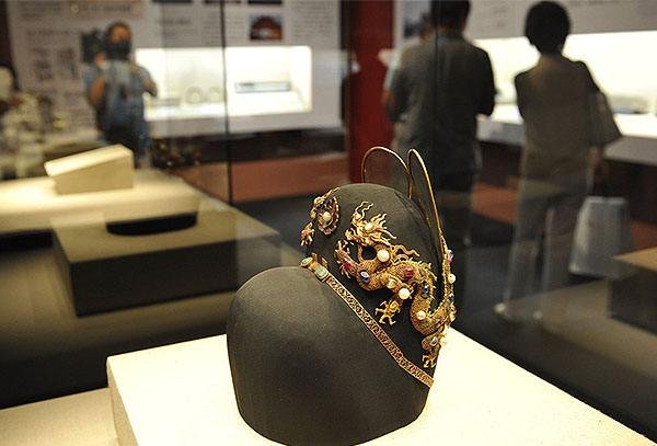 明代皇帝戴的乌纱翼善冠与金丝蟠龙翼善冠有何不同？