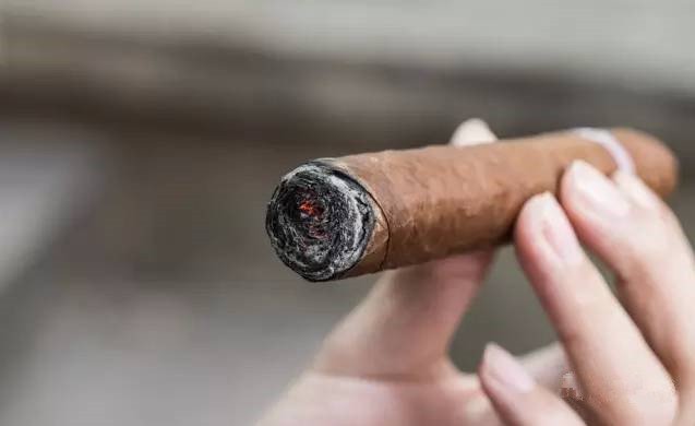 雪茄的正确吸法及拿时的姿势是怎样的?