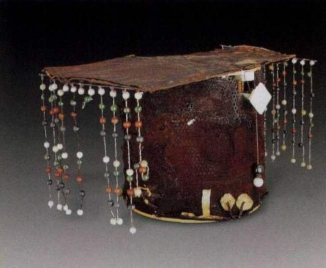 明代皇帝戴的乌纱翼善冠与金丝蟠龙翼善冠有何不同？