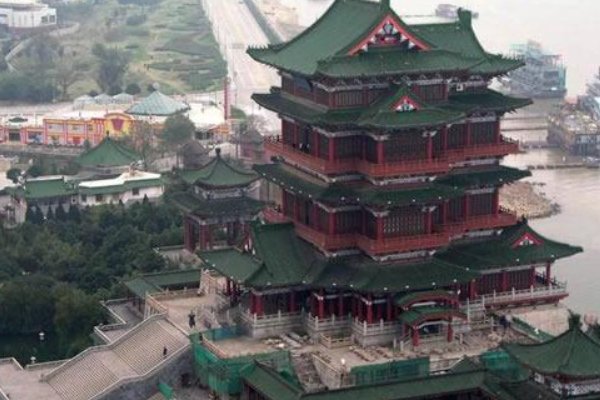 穷且益坚，不坠青云之志什么意思