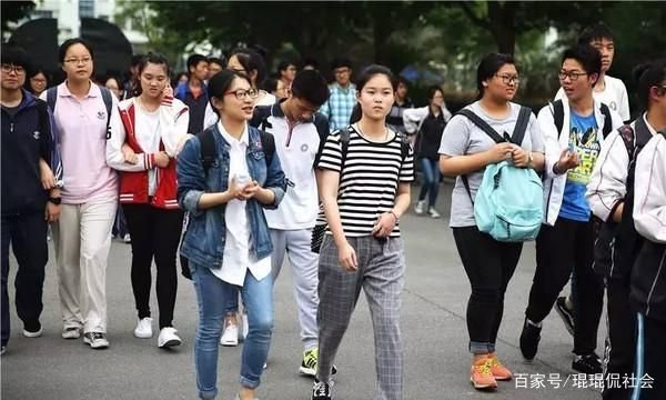 辽宁丹东，一对双胞胎姐妹高考成绩仅相差1分，她们姐妹俩平时有多用功？