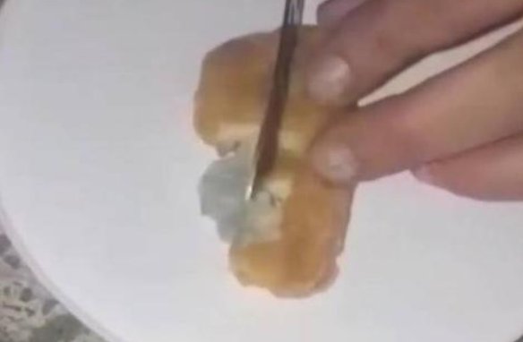 英国麦当劳炸鸡块吃出外科口罩，顾客现在情况如何？