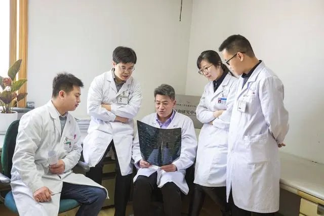 山西太原一医生私收一叠百元大钞引热议，医院医生私收现金怎么处置？