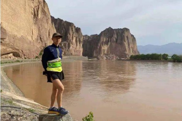 好友讲述黄关军参赛马拉松挣奖金，如何评价黄关军的一生？