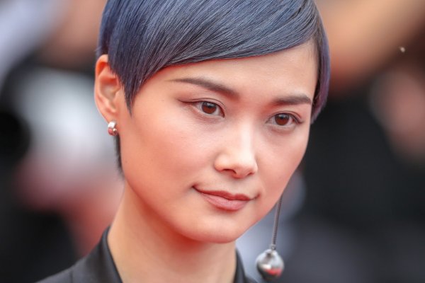 李宇春在节目中饰演女排队员，身高1.75，和女排队员合影显娇小，你怎么看？