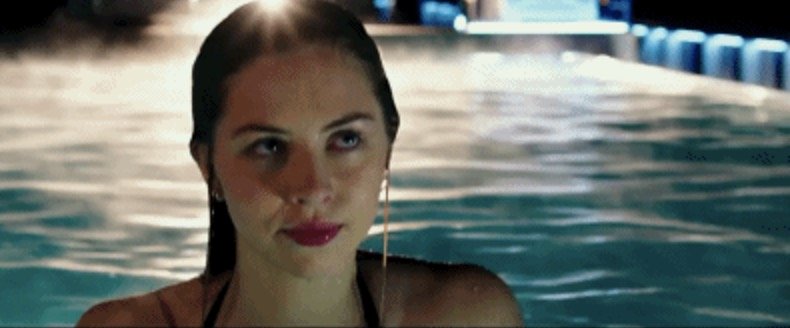 极限特工3里在游泳池游泳的那个女的叫什么？