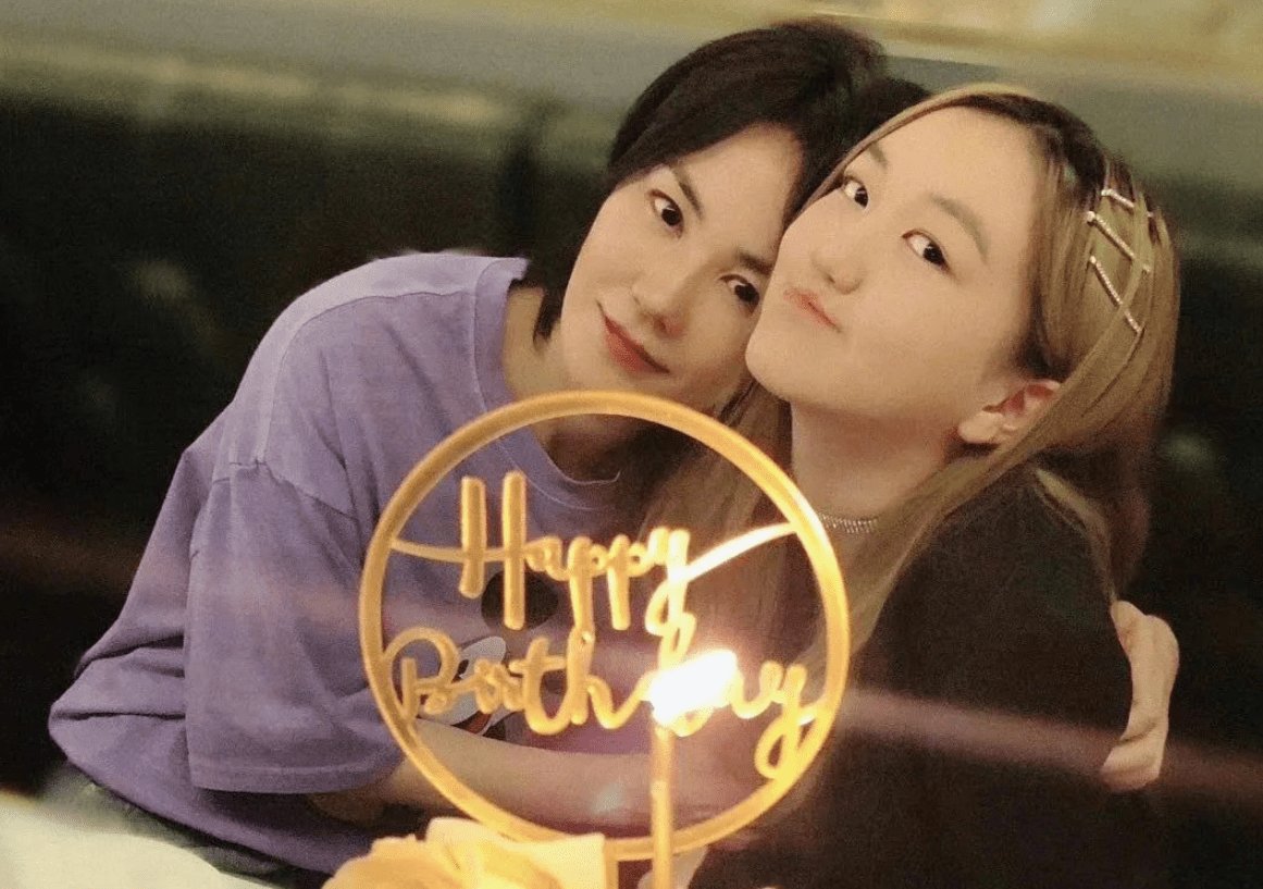 李嫣李亚鹏游玩，李嫣嘴巴恢复完美，高冷侧颜惹人注目！你怎么看？