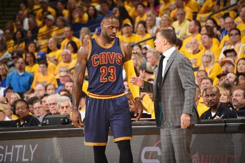 詹姆斯戴假发化身詹女郎,硬汉还有哪些脑子短路的时刻?