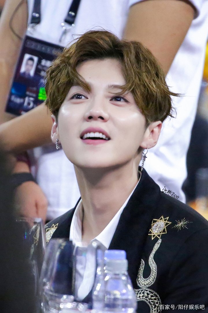 鹿晗就因为一个表情包，居然又被骂了，这件事你知道吗？