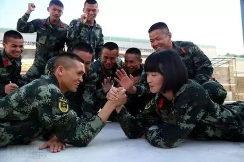 女兵做十级仰卧起坐的视频火爆全网，你能做到第几级？