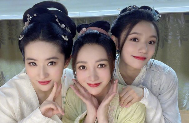 刘亦菲、林允、柳岩杀青合照，她们三人此次合作了什么作品？