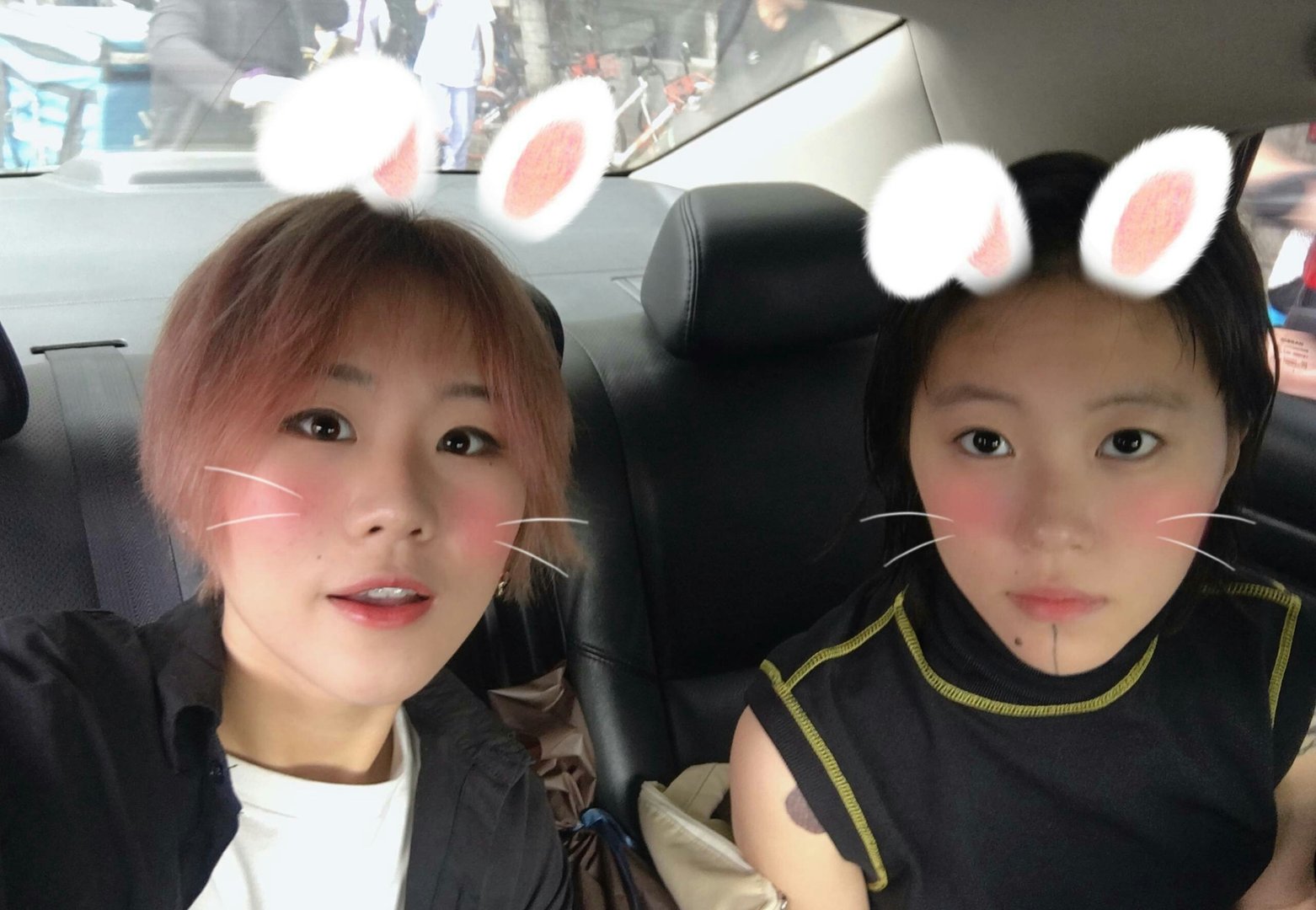 李嫣李亚鹏游玩，李嫣嘴巴恢复完美，高冷侧颜惹人注目！你怎么看？