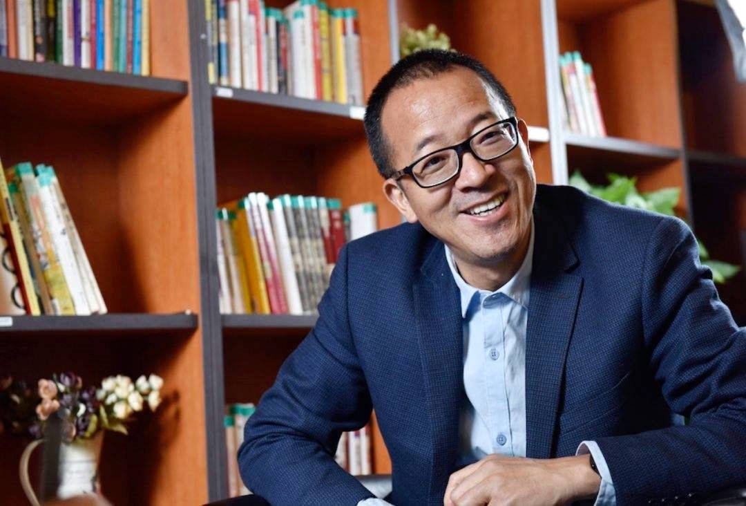 俞敏洪体面地退出教培行业，俞敏洪值得同情吗？