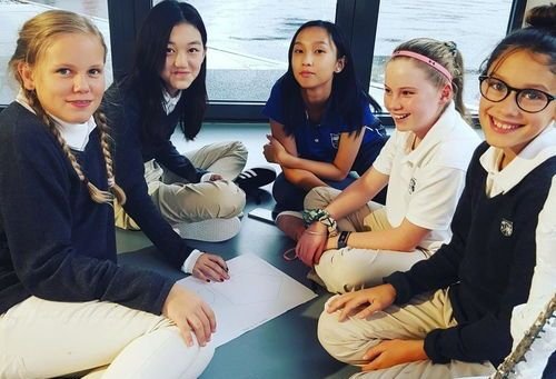 李嫣李亚鹏游玩，李嫣嘴巴恢复完美，高冷侧颜惹人注目！你怎么看？