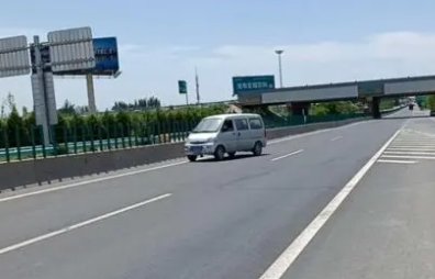 湖北一司机高速逆行6公里，误以为别人开反，其行为存在哪些安全隐患？