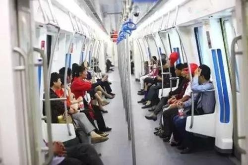 在地铁上情侣是否要禁止亲密的行为？