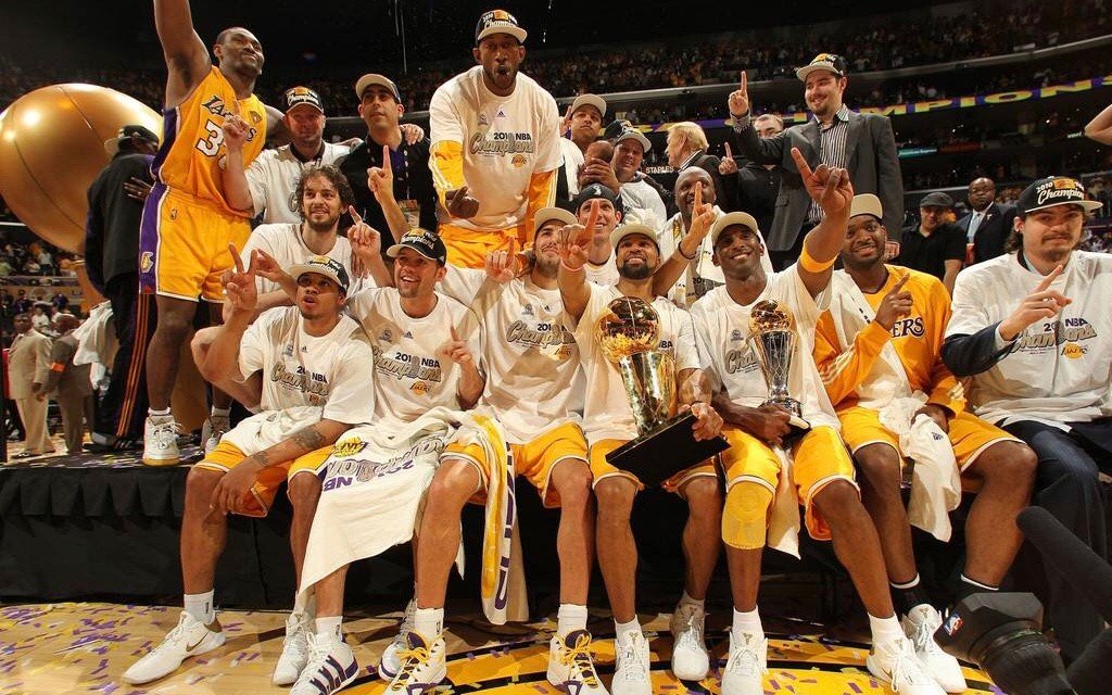 NBA中国赛照常举行，为何网上骂上一片，现场却座无虚席？