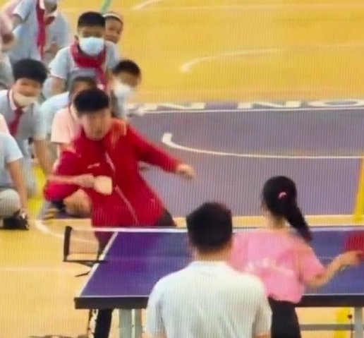 孙颖莎拿锅铲和小学生打乒乓球,网友对这一幕是如何评价的?