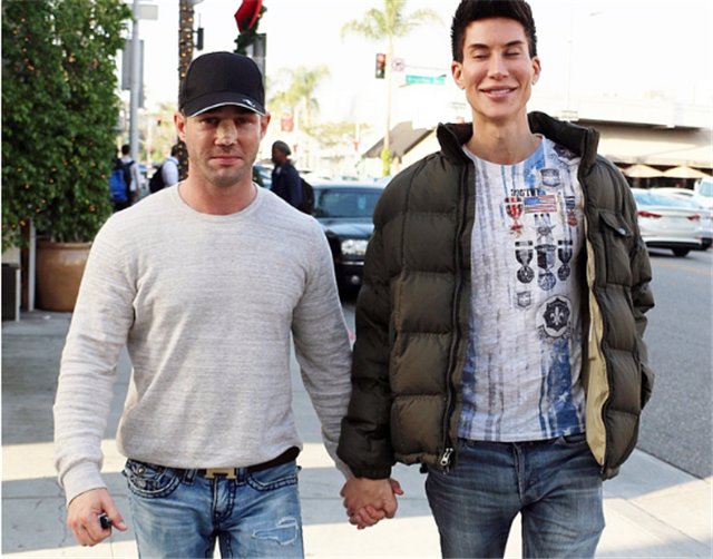 那个为追求完美，花154万在背上植入“翅膀”的小伙，现状如何？