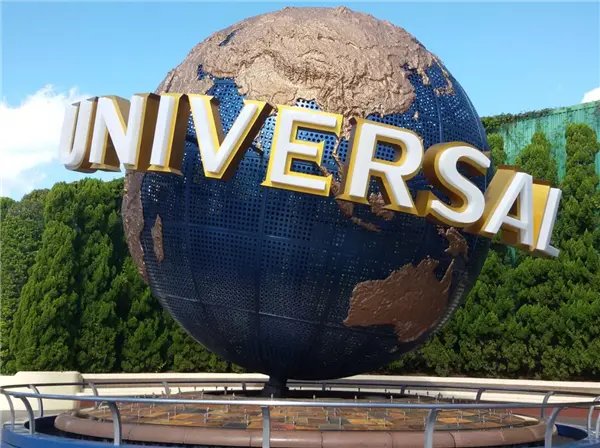 北京环球影城一游客对威震天竖中指，你如何看待游客的这一行为？