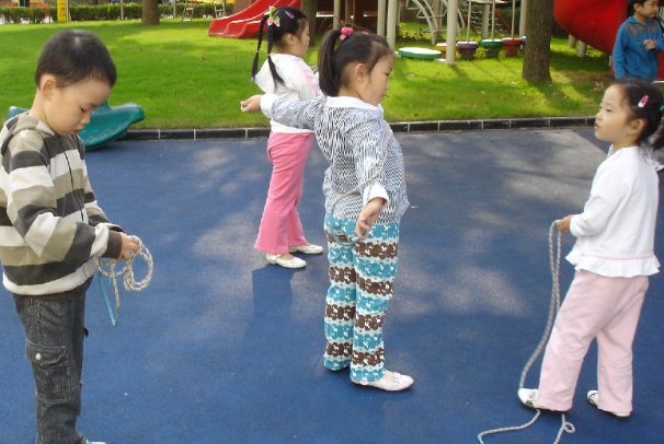 小孩跳绳1秒能超过7次！为何很多成年人却很难做到？