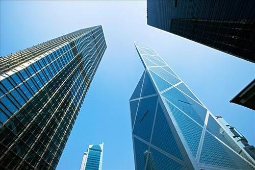 被坠楼者砸死的快递员妻子发声，家里还有2岁宝宝，她能索赔吗？