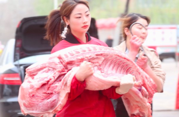 河南一女子卖肉成网红,被称“猪肉西施”,她到底哪里漂亮?