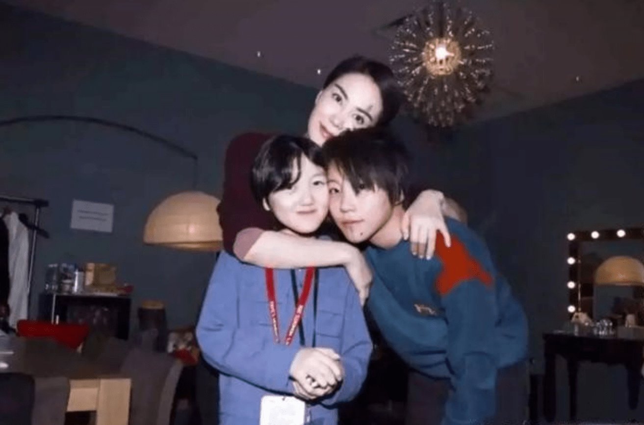 李嫣李亚鹏游玩，李嫣嘴巴恢复完美，高冷侧颜惹人注目！你怎么看？