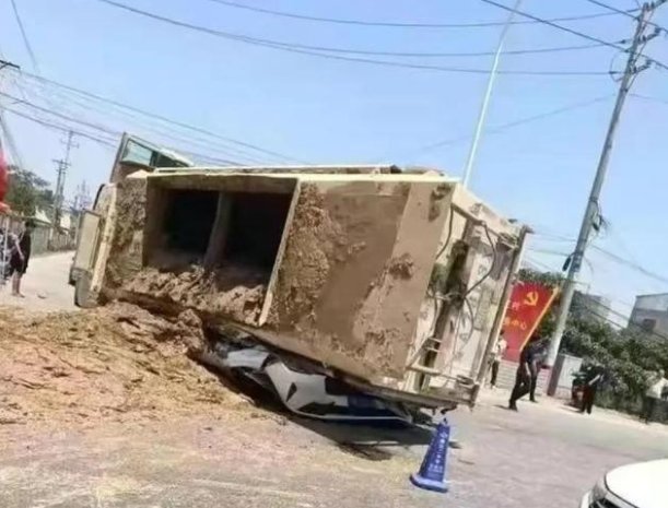 郑州渣土车压扁小车致4人遇难，导致事故的原因是什么？