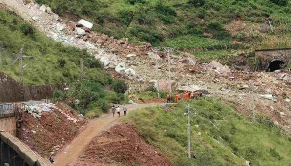 成昆铁路甘洛段山体崩塌，跟前段时间的泥石流有关系吗？
