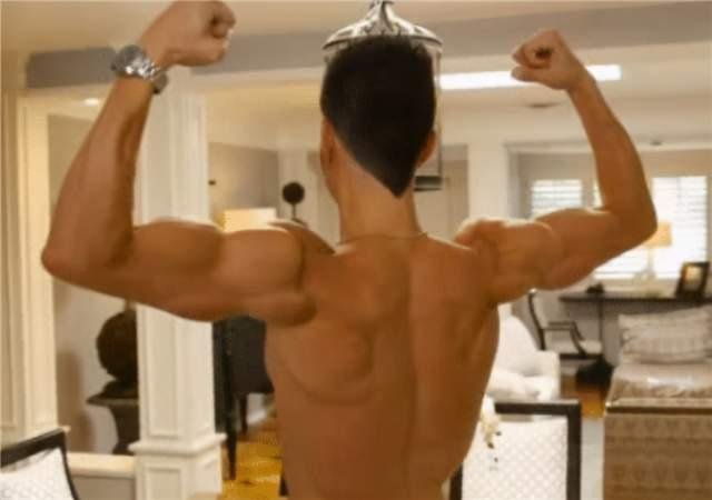 那个为追求完美，花154万在背上植入“翅膀”的小伙，现状如何？