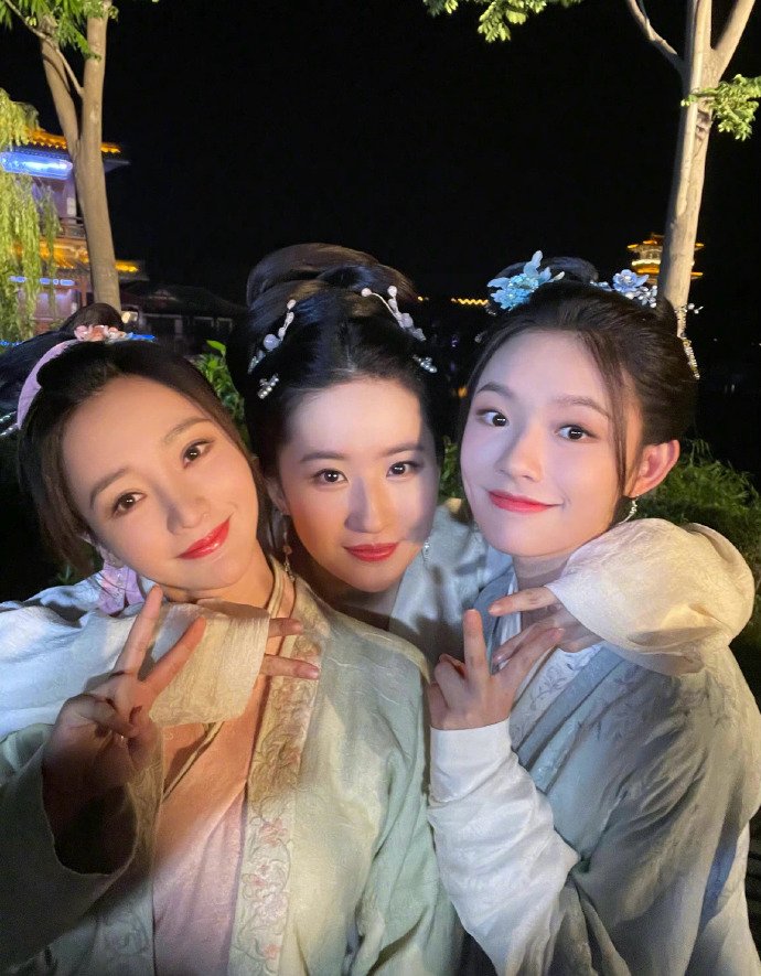 刘亦菲、林允、柳岩杀青合照，她们三人此次合作了什么作品？