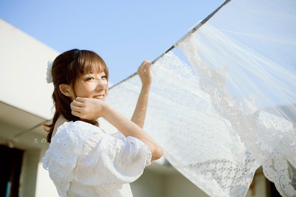 热依扎承认新恋情，曾因吊带装惹争议，走出抑郁就一定会幸福吗？