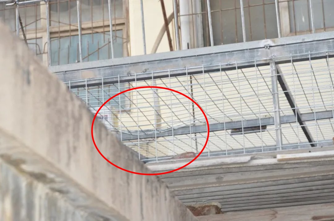 关于女婴坠楼受伤父亲拒绝治疗这件事，你有何看法？