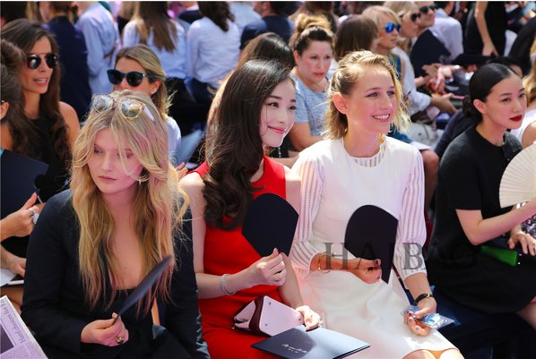 倪妮偶遇同名空姐，俩人颜值谁更胜一筹？