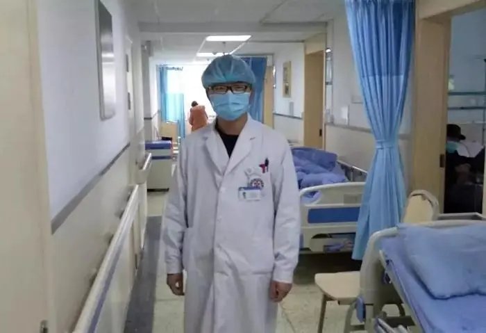 山西太原一医生私收一叠百元大钞引热议，医院医生私收现金怎么处置？