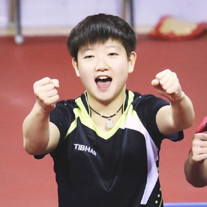 孙颖莎拿锅铲和小学生打乒乓球,网友对这一幕是如何评价的?