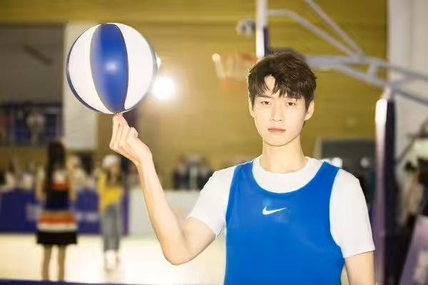 魏大勋究竟有着多大的成就，为何能够客串主持《乘风破浪的姐姐》？