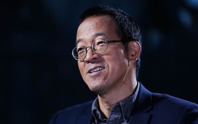 俞敏洪体面地退出教培行业，俞敏洪值得同情吗？