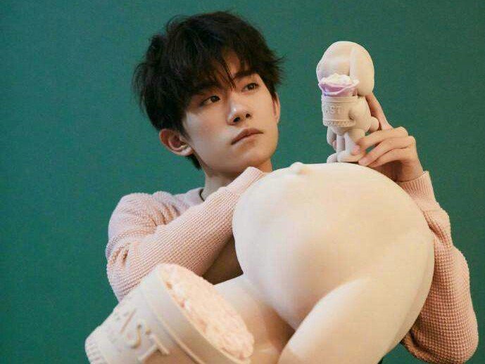 易烊千玺战损妆被晒出,韧带断裂仍坚持拍戏,他究竟有多拼?