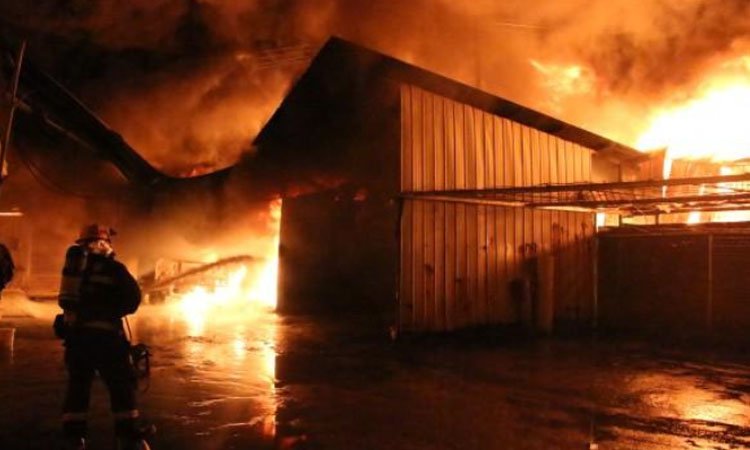 长沙一仓库突发大火，这起火灾是否有造成伤情和损失？