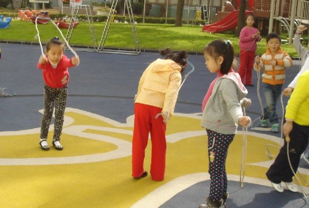 小孩跳绳1秒能超过7次！为何很多成年人却很难做到？