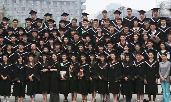 阿富汗首家女子电视台播出节目，生活中有哪些时候你觉得女性地位变高了？