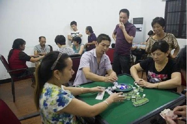 江西12岁男童家中惨死，母亲整日牌场潇洒，爷爷为何认定是被打死的？