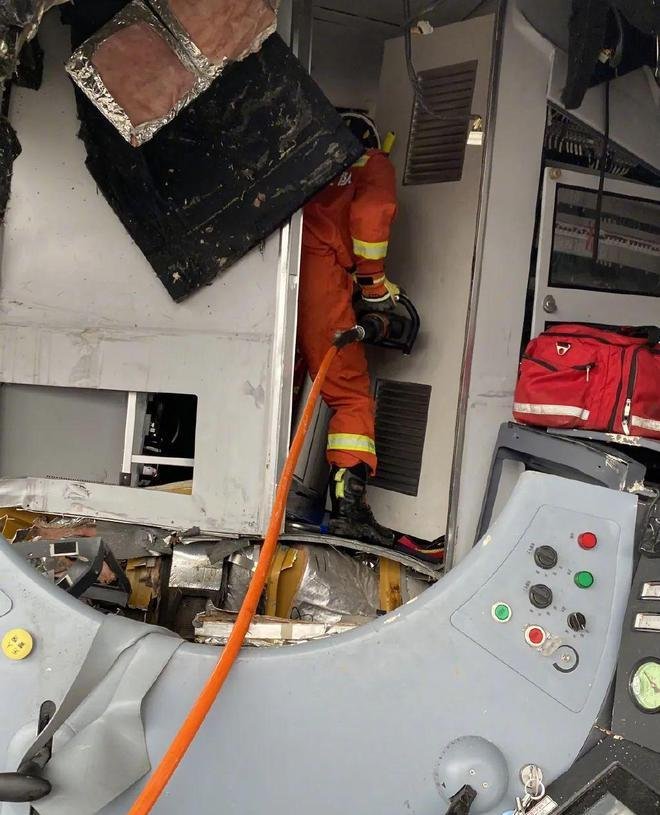 D2809次列车事发时滑行900多米，司机当时是如何应对这一状况的？