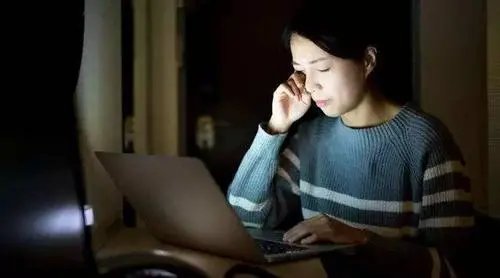 上海95后设计师猝死,生前自称天天熬夜,熬夜对身体的危害有哪些?