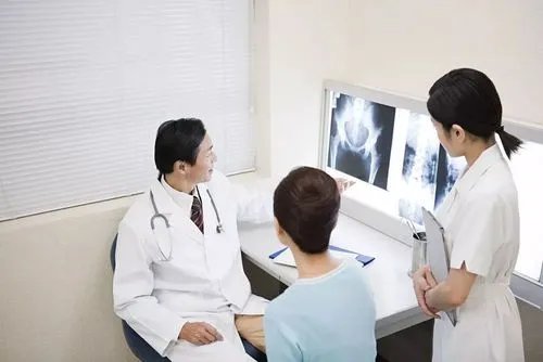 山西太原一医生私收一叠百元大钞引热议，医院医生私收现金怎么处置？