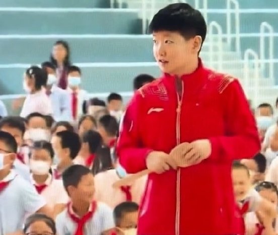 孙颖莎拿锅铲和小学生打乒乓球,网友对这一幕是如何评价的?