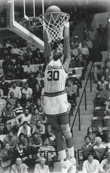 戴尔库里是库里的父亲，他曾在哪些球队效力过呢？