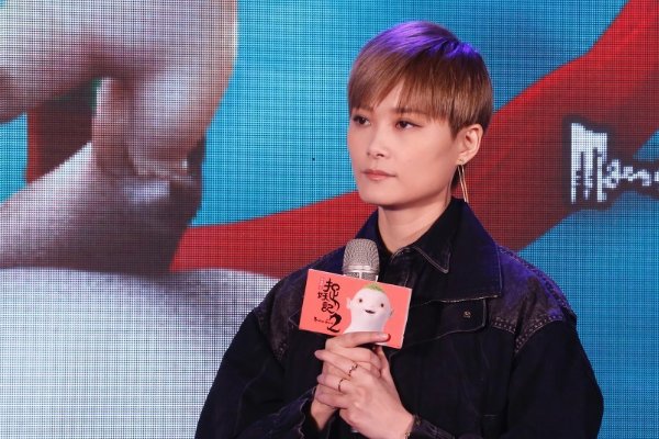 李宇春在节目中饰演女排队员，身高1.75，和女排队员合影显娇小，你怎么看？